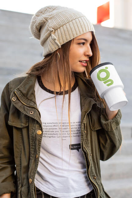Dziewczyna z kubkiem termicznym z logo gadżety reklamowe