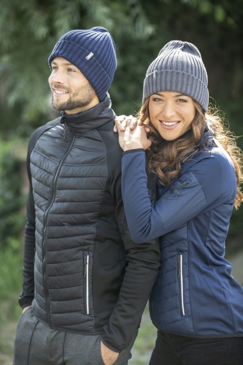 Kobieta i mężczyzna z organiczną czapką