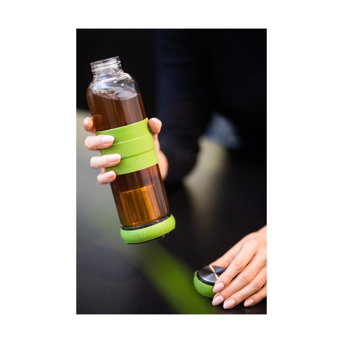szklana-butelka-z-zaparzaczem-do-herbaty-sulmona-550-ml-zielony-4 Szklana butelka z zaparzaczem do herbaty Sulmona 550 ml