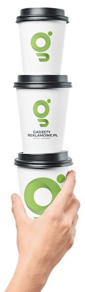 Trzy kartonowe kubki reklamowe z logo firmy Gadżety reklamowe ustawione na sobie
