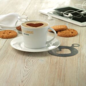 Kubek cappuccino i talerzykiem