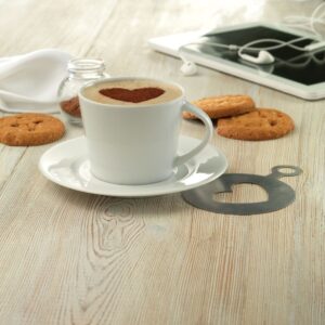 Kubek cappuccino i talerzykiem