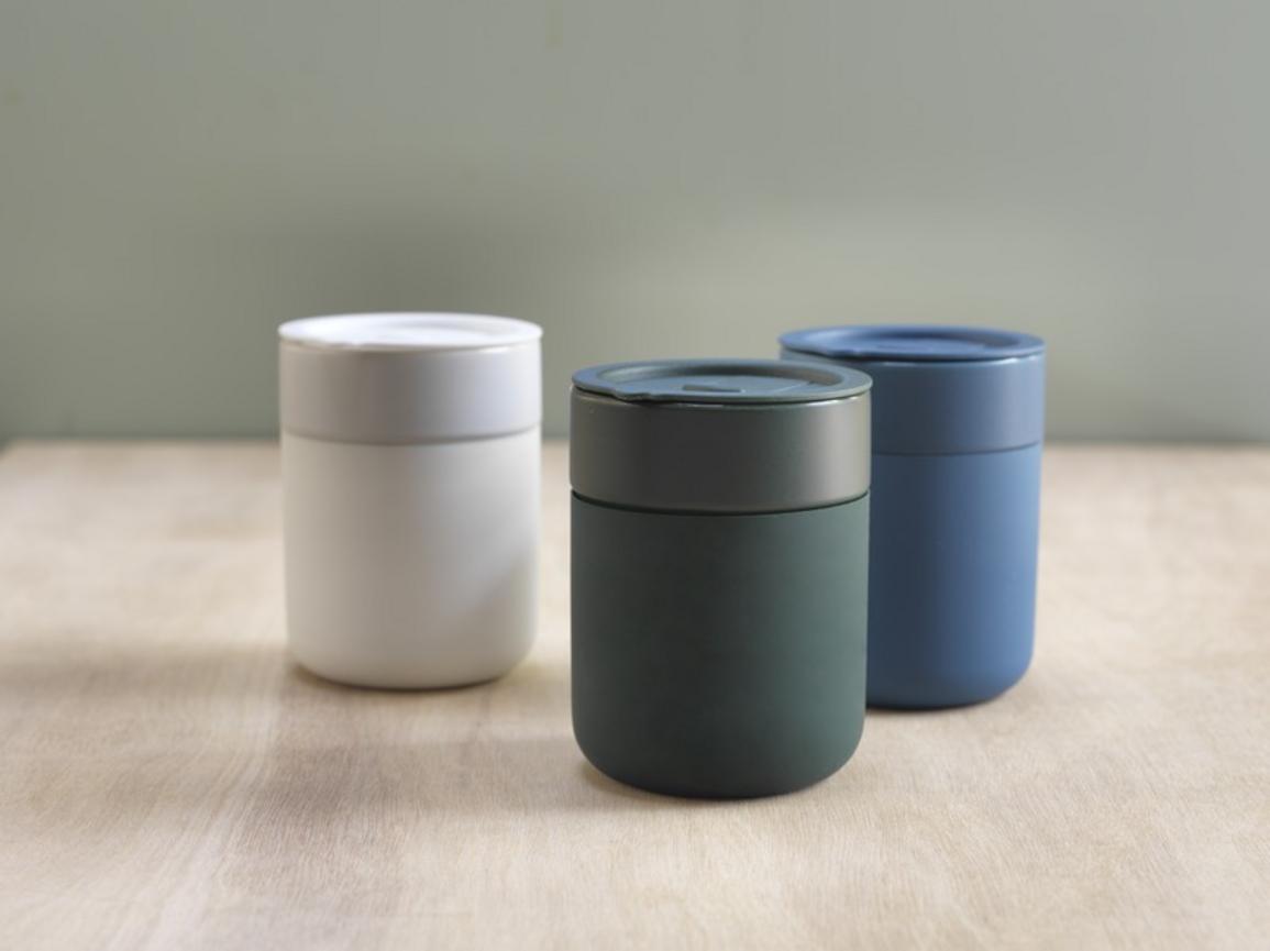 Kubki z logo – java kubek ceramiczny z silikonową osłoną i plastikową pokrywką 330 ml 10080801_m1 Java kubek ceramiczny z silikonową osłoną i plastikową pokrywką 330 ml 10080801_m1