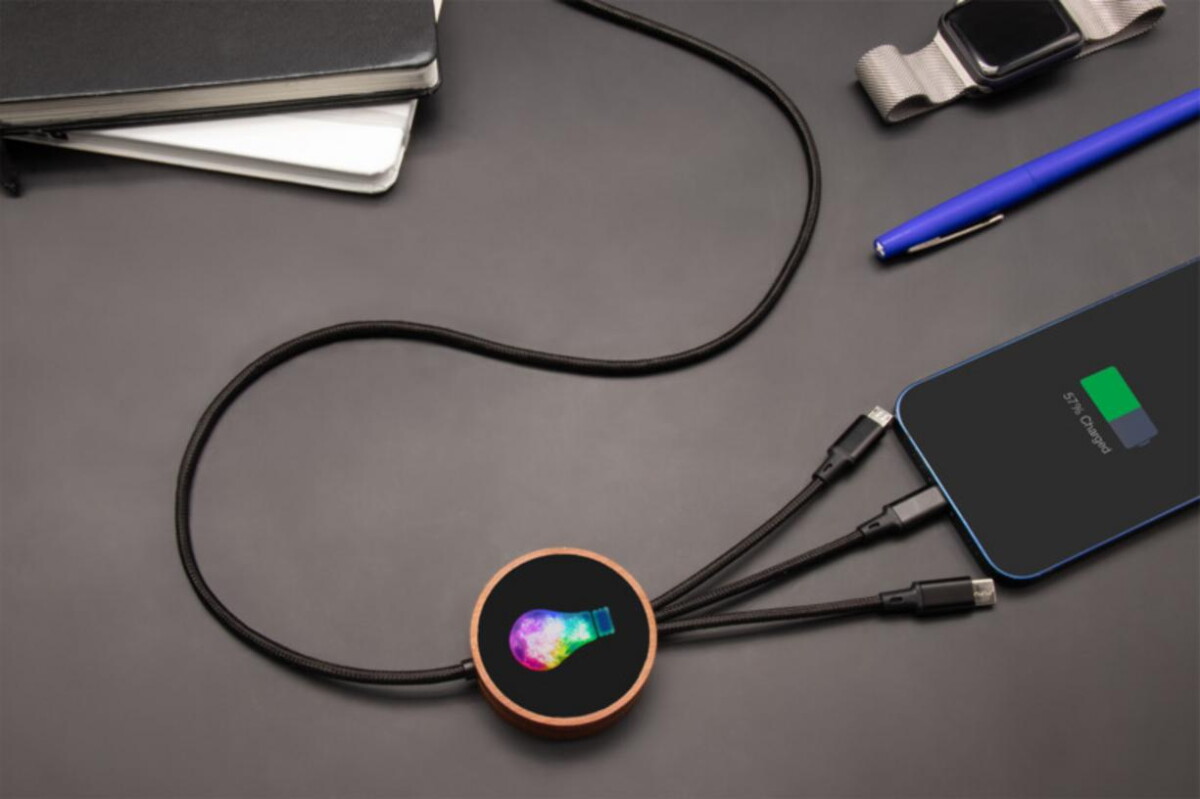 Kable usb z logo – scx.design c40 kabel ładujący z podświetlanym logo 5-w-1 rpet i z podkładką ładującą 10 w 2px07371_m1 SCX.design C40 kabel ładujący z podświetlanym logo 5-w-1 rPET i z podkładką ładującą 10 W 2px07371_m1