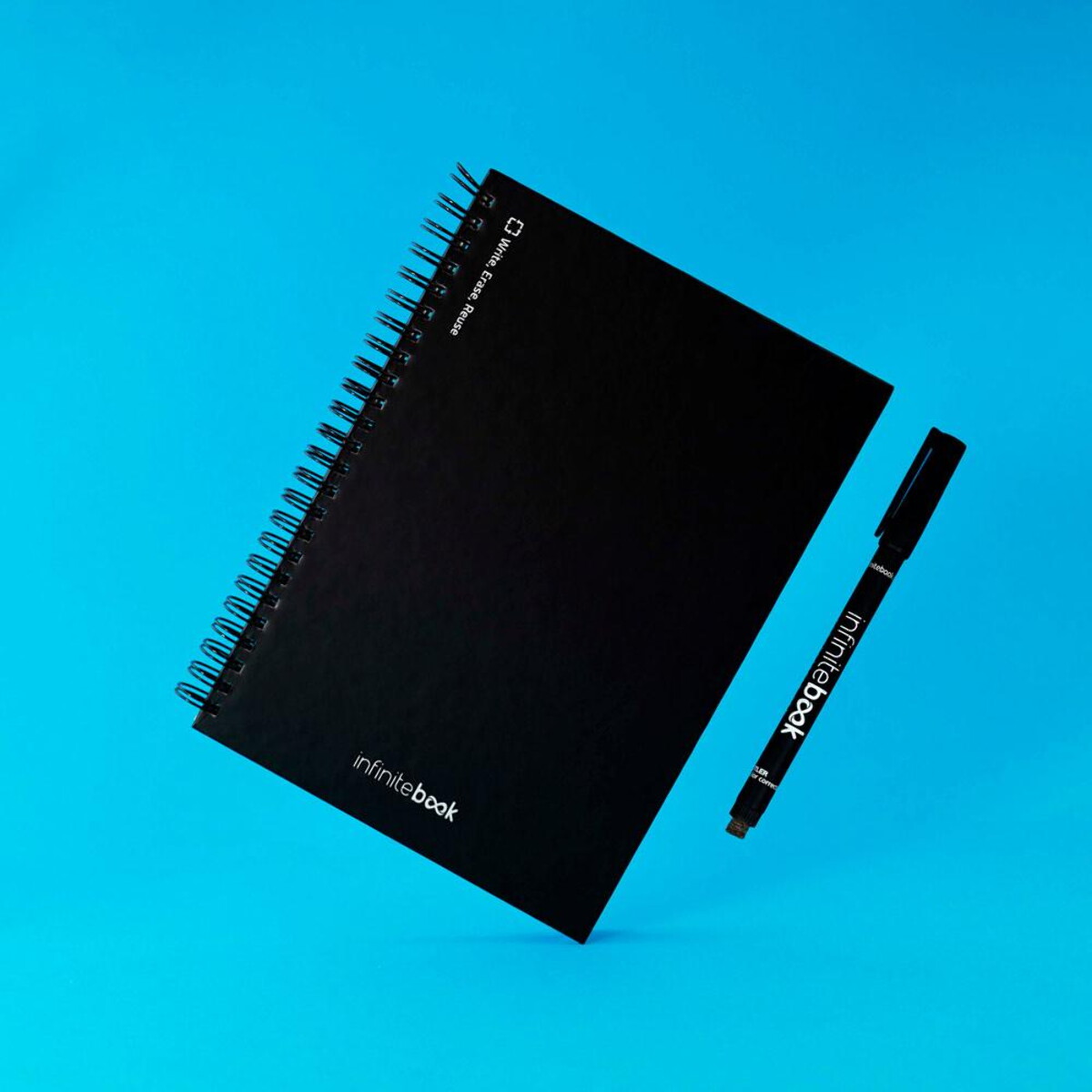 Notatniki z logo – starter kit infinitebook a5. zestaw zawiera „infinitebook”, zestaw do czyszczenia, marker i uchwyt na marker 33203_103_amb STARTER KIT INFINITEBOOK A5. Zestaw zawiera „Infinitebook”, zestaw do czyszczenia, marker i uchwyt na marker 33203_103_amb