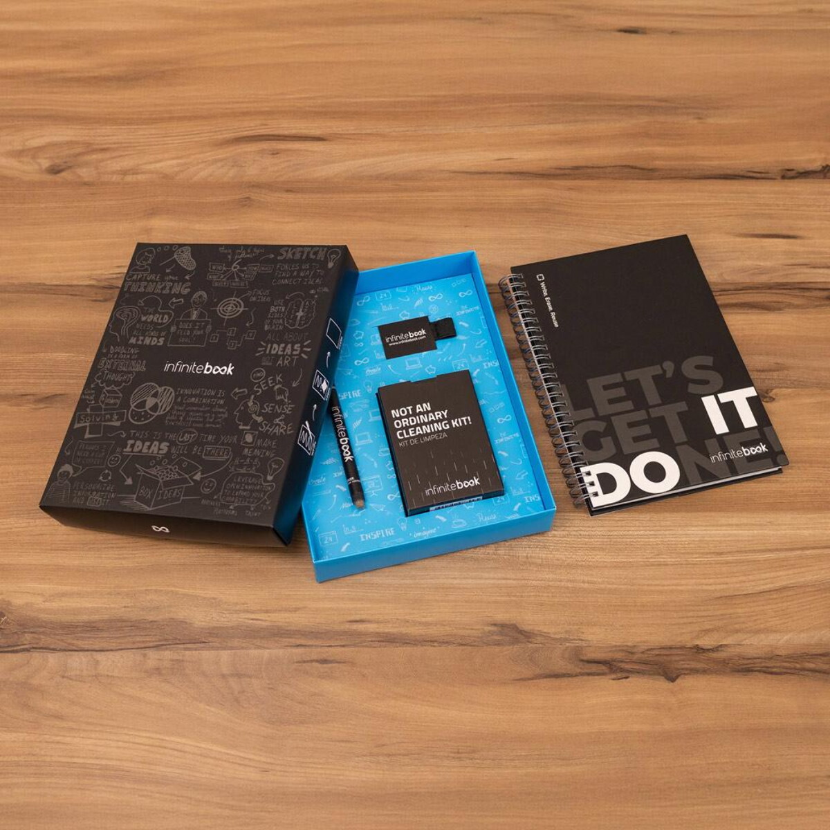 Notatniki z logo – starter kit infinitebook. zestaw „infinitebook” w twardej oprawie, 1 zestaw do czyszczenia, 1 marker i 1 uchwyt na długopis 33211_c STARTER KIT INFINITEBOOK. Zestaw „Infinitebook” w twardej oprawie, 1 zestaw do czyszczenia, 1 marker i 1 uchwyt na długopis 33211_c