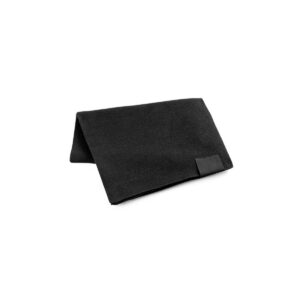 SERENITY. Szalik z poliestru z recyklingu (100% rPET) z przeszyciami do personalizacji - Czarny