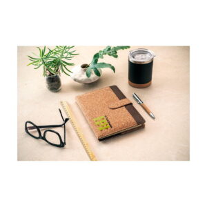 FIELDING. Teczka A5 z korka i poliestru pochodzącego z recyklingu (100% rPET) z wyjmowanym notatnikiem 93658_amb