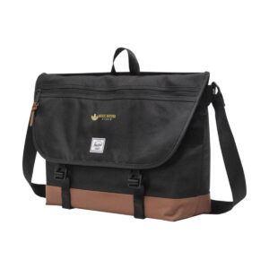 Herschel Cove torba listonoszka z recyklingu o pojemności 22,5 l 12075790_eb_y1