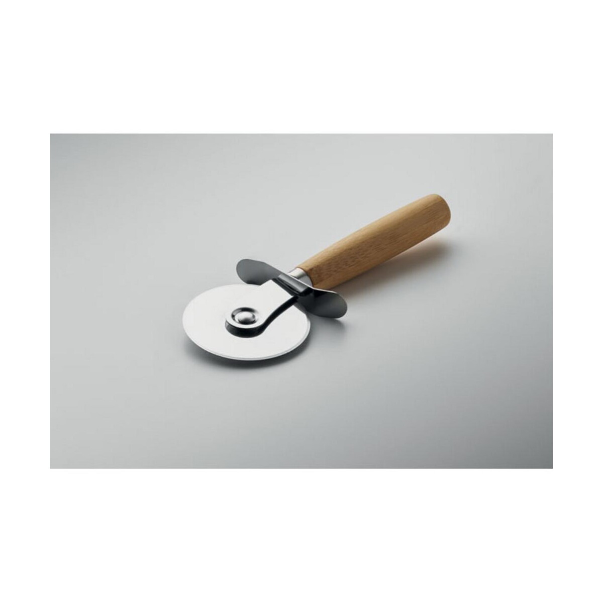 Deski do krojenia z logo – bambusowa deska i nóż do pizzy napolitana mo3202-40-open Bambusowa deska i nóż do pizzy NAPOLITANA mo3202-40-open