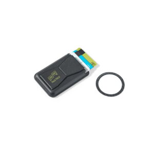 CONNOR. Magnetyczny uchwyt na karty wykonany ze skóry PU, łatwo mocowany do tylnej części telefonu komórkowego, z blokadą RFID 95130_103-c-logo