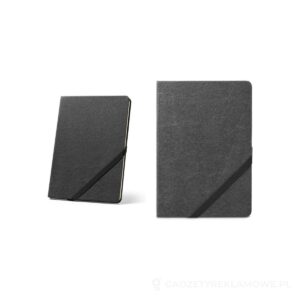 HUXLEY. Notatnik formatu A5, wykonany z papieru wodoodpornego, z kartkami w linie, wykonany z materiału z certyfikatem FSC™ i innych materiałów kontrolowanych - czarny – zdjęcia produktu